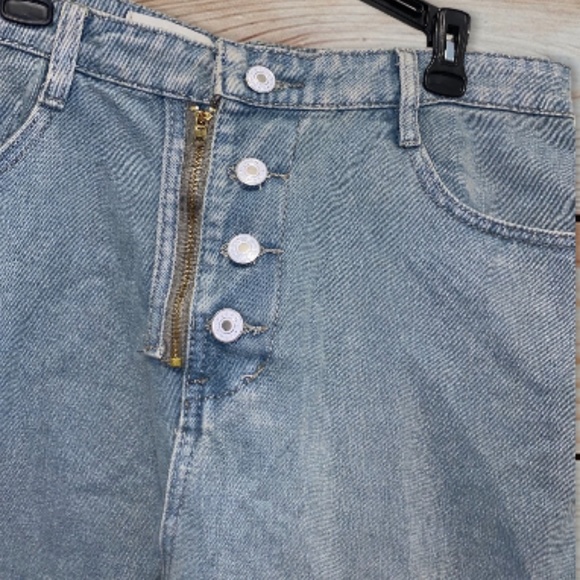 Vintage style light wash denim jean shorts - Picture 2 of 4